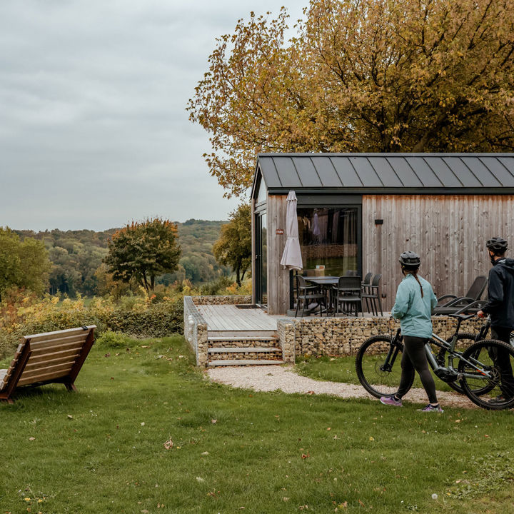 Koppel arriveert na mountainbikerit bij een vakantiehuisje op de Gulperberg.