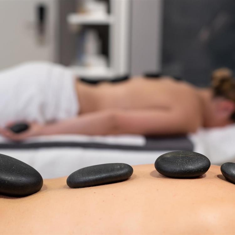 Rug met hete sauna stenen erop.