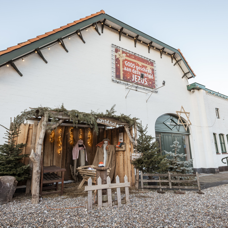 Kerststal geplaatst tegen Limburgse boerderij
