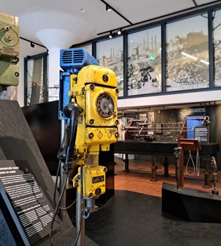 Oude gele telefoon in het mijnmuseum