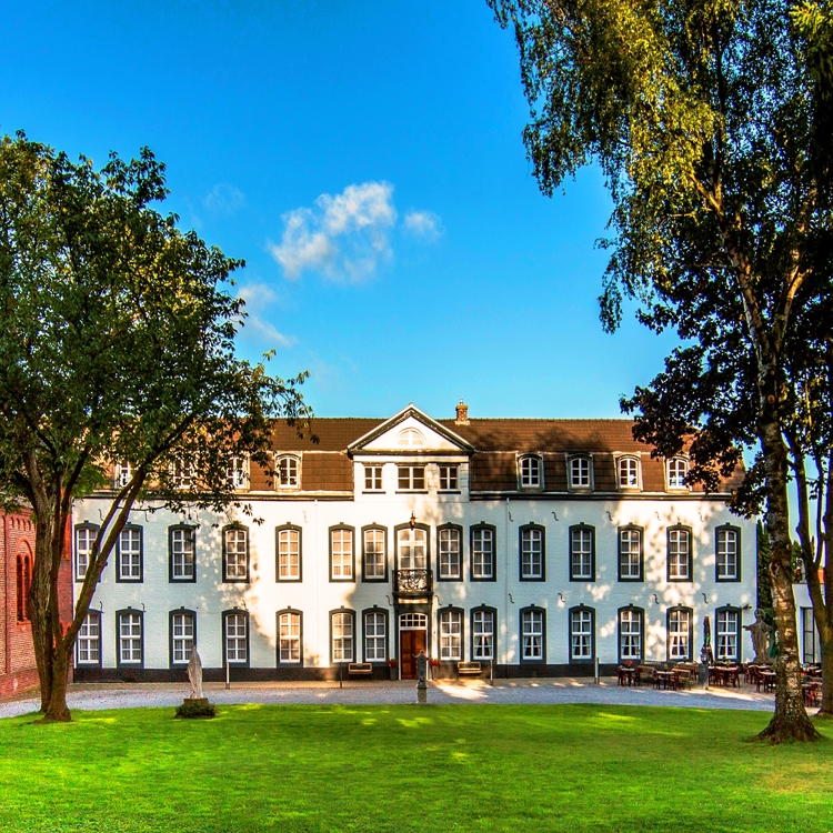 Museum vaals met groen grasveld in het zonlicht vanaf de zijkant