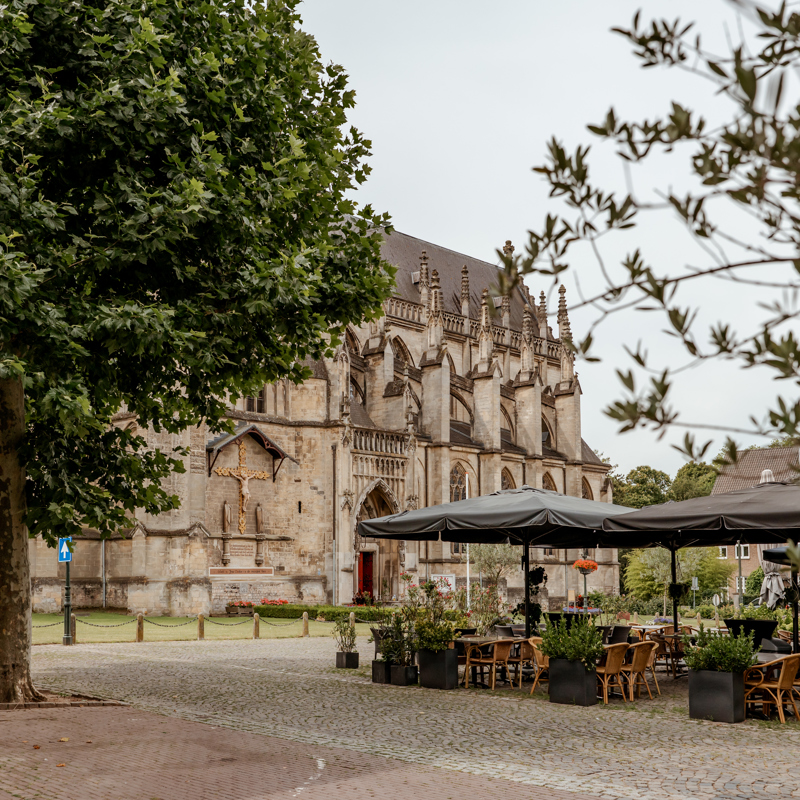 Terras op de markt in Meerssen met op de achtergrond de kerk van Meerssen.