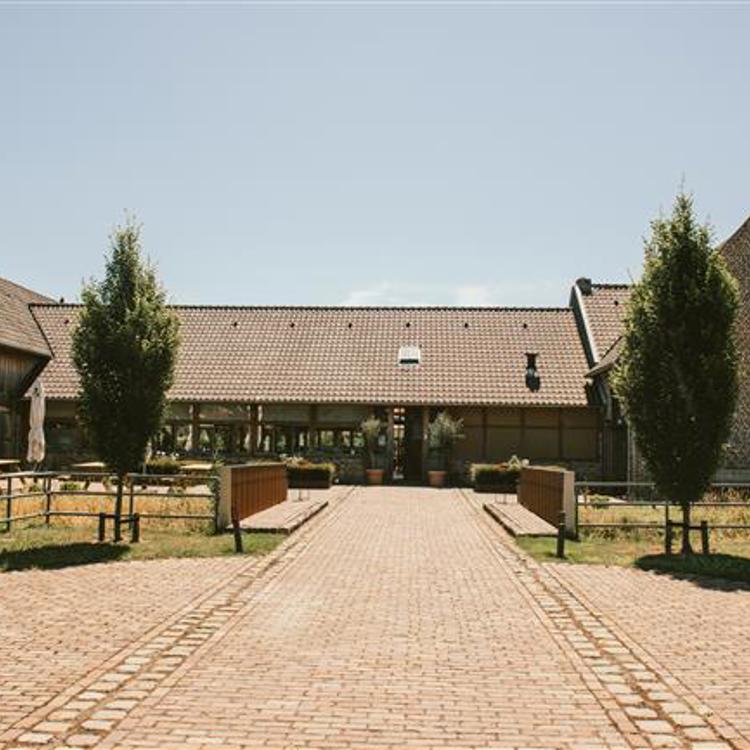 Buitenaanzicht van het gebouw van de oude pastorie in beek als eetplek voor religieus restaurant erfgoed