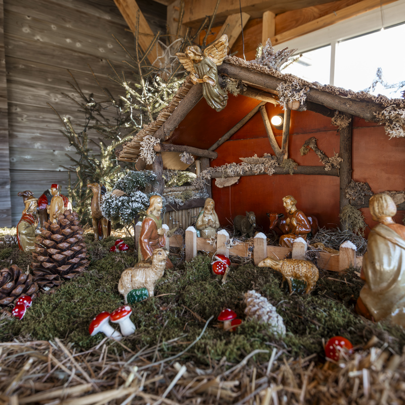 stal met kerstpoppeltjes uitgestald 