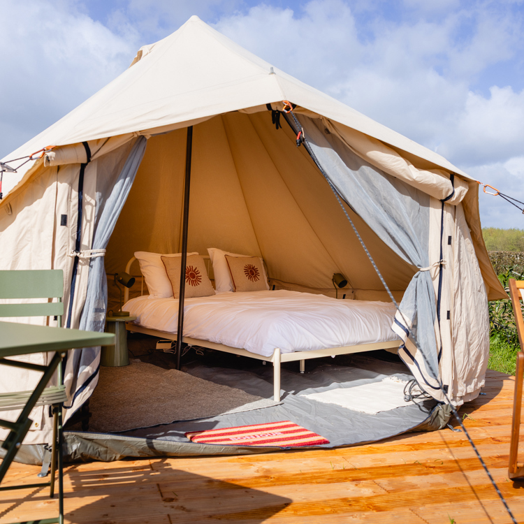 Glamping tent met opgemaakt bed van Hoeve de Binennplaets