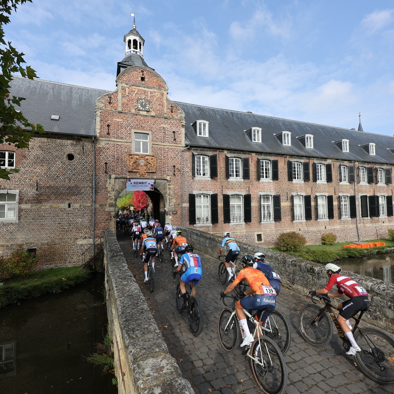 WK Gravel fietsarrangement Legacy fietsers over stenen brug