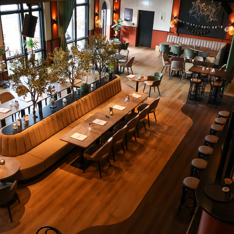 Vogelperspectief binnen de brasserie met een gezellige interieur.