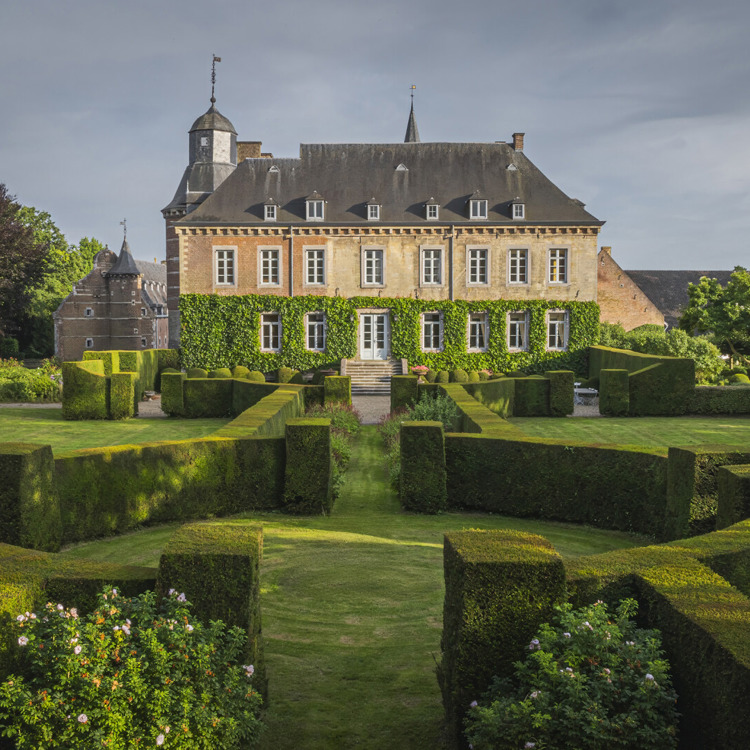 Kasteel Mheer Chambres d’Hôtes en de groene tuin die voor het kasteel ligt