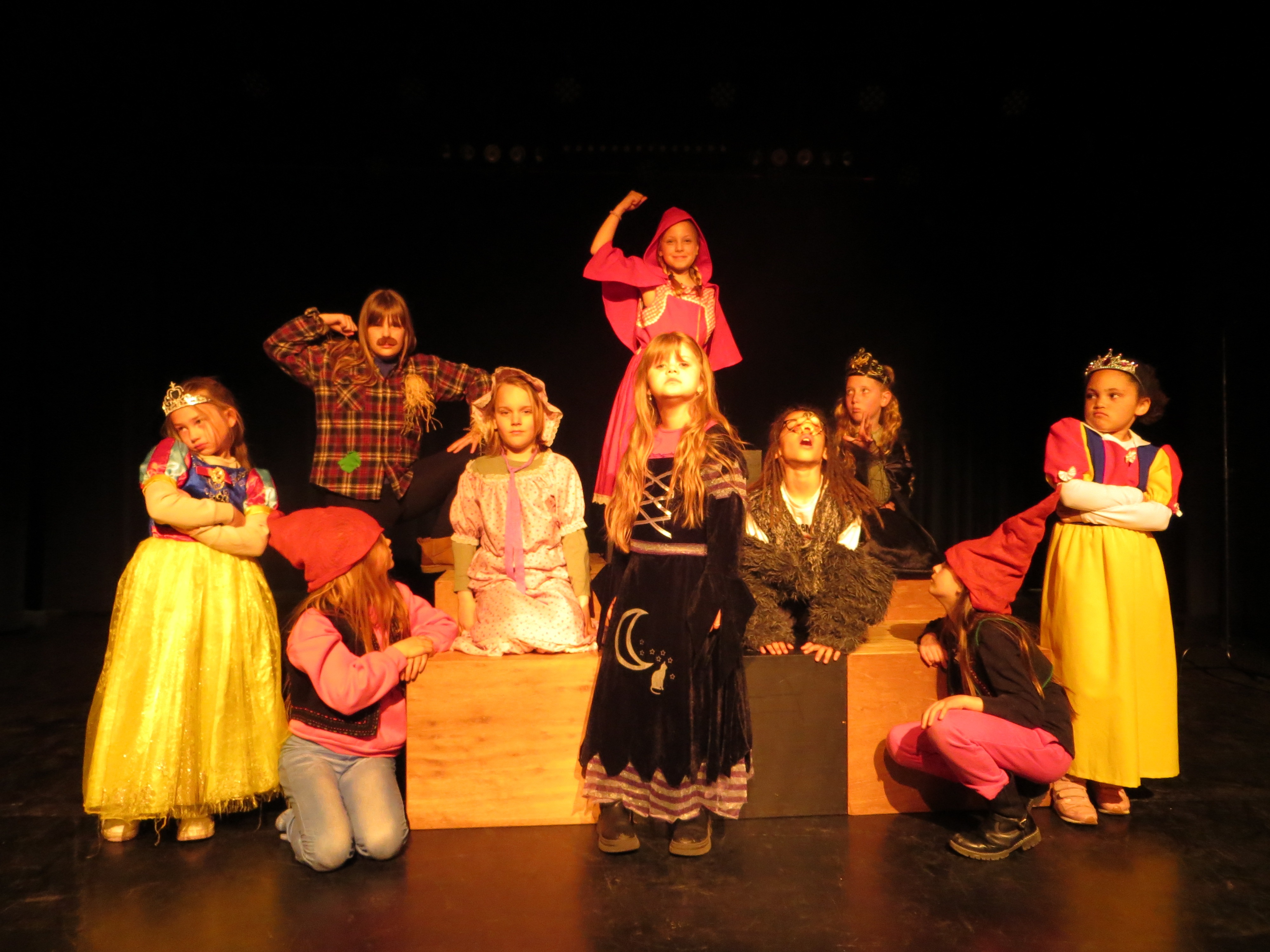 Kinder-Theater-Groepen 2a en 2b spelen Sprookjes