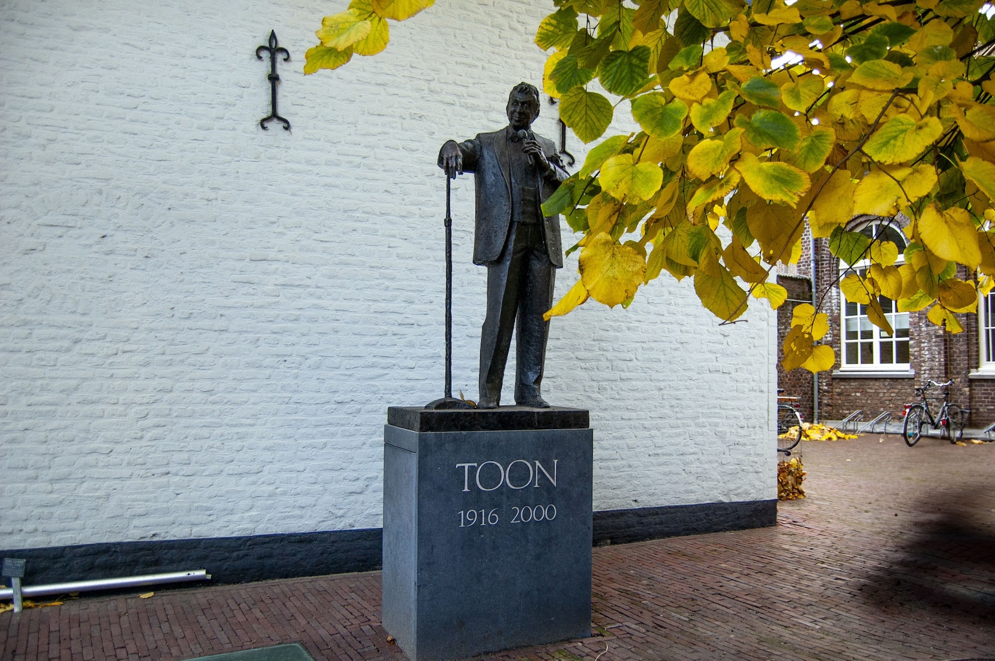 Toon Hermans (standbeeld)