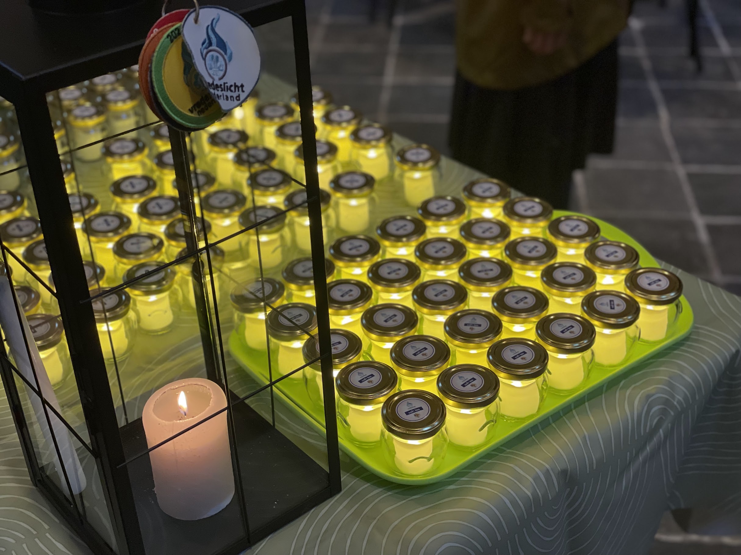 Vredeslicht in Salviuskerkje en Lichtjes op het Kerkhof