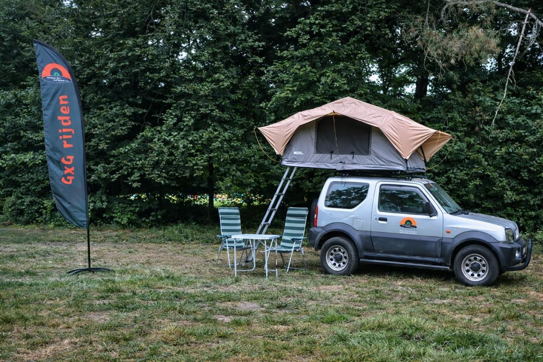 Kamperen in een Suzuki Jimny mét daktent