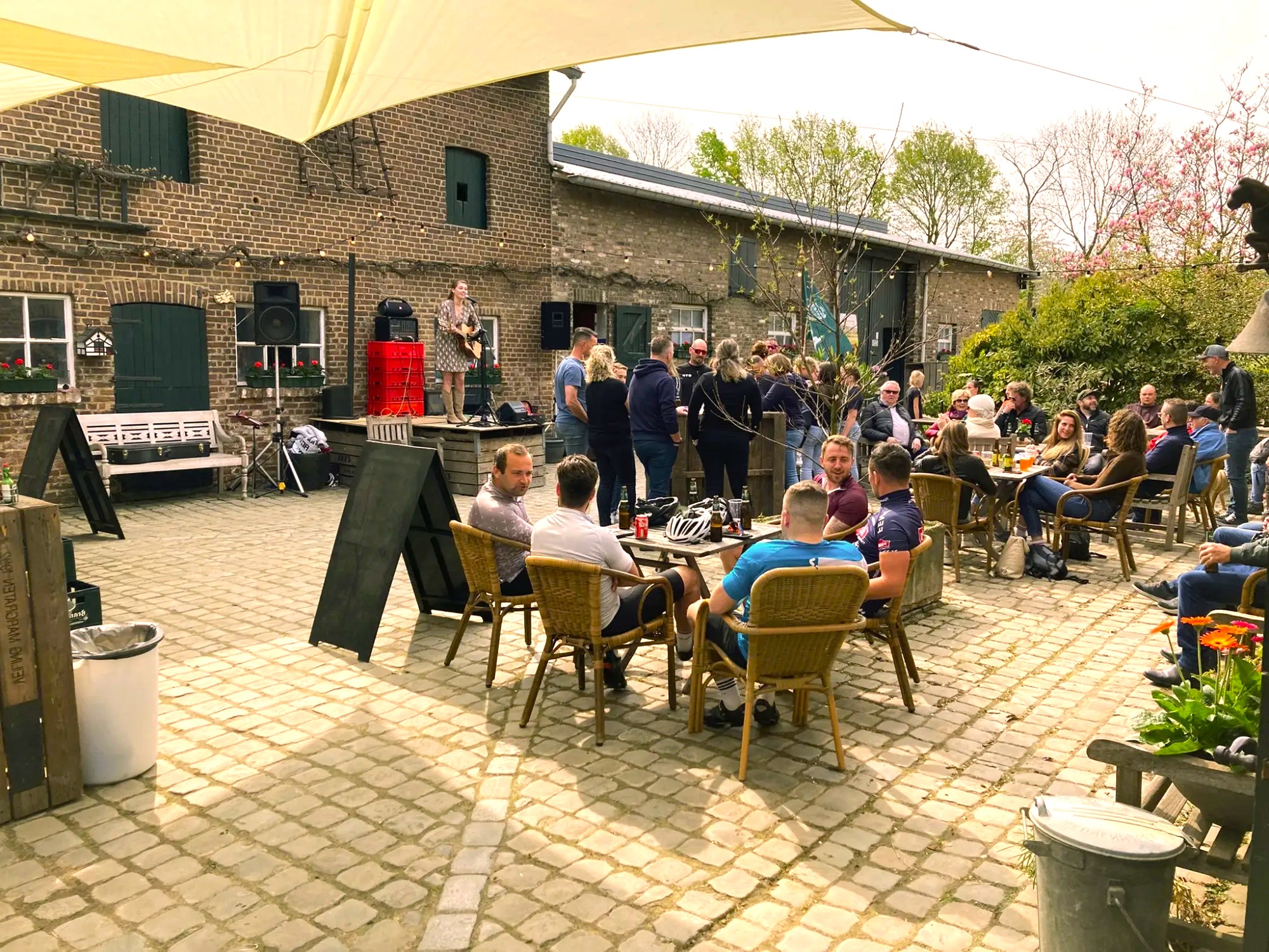 Buitenkeuken van GOO Limburg op het binnenplein van Camping Oosterberg